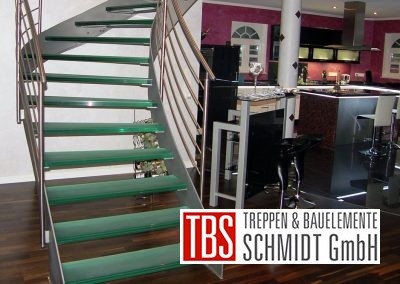 viertelgewendelte-glastreppe-muenchen