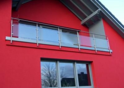Rotes-Haus-mit-Glasgelaender