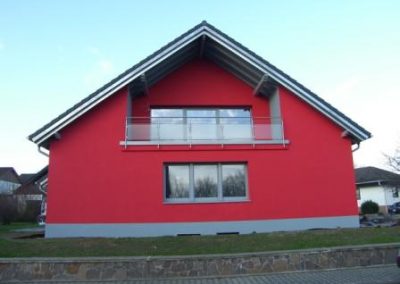 Rotes-Haus-mit-Glasgelaender