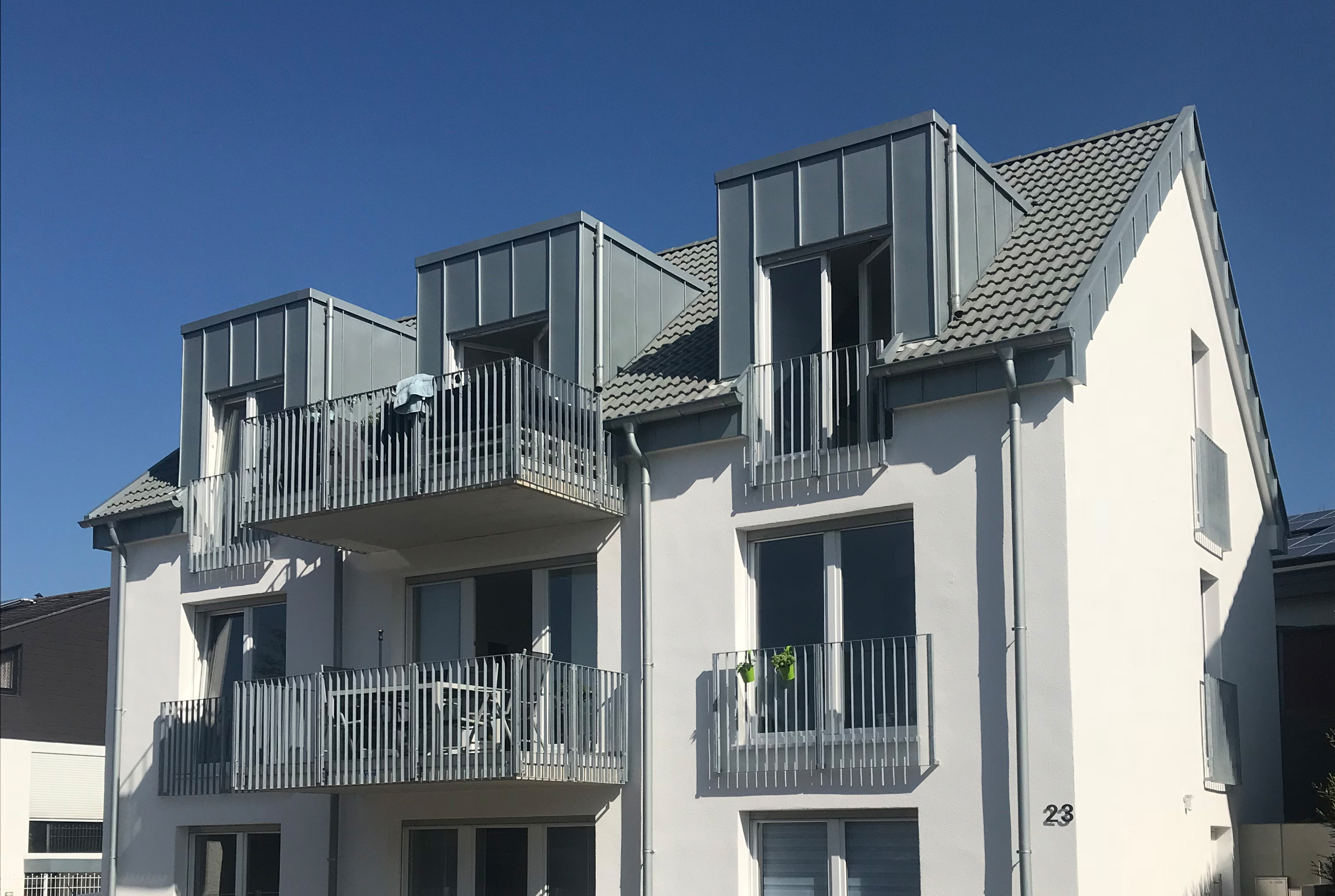 Balkongelaender am Mehrfamilienhaus