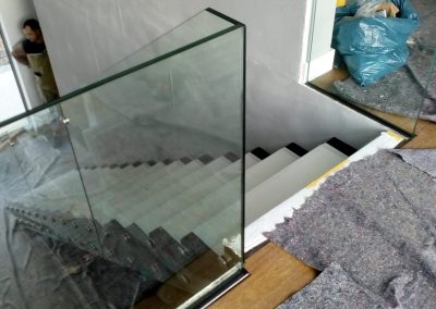 Montagebild Kragarmtreppe und Galeriegeländer